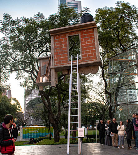 
Cigarrillos electrónicos
A cualquier adicto a al tabaco le resulta muy difícil dejar de serlo. Está muy divulgado los males que produce esta  adicción: enfermedades pulmonares (desde bronquitis a enfisema), aumento de todas las variedades de cáncer pero especialmente los de vías respiratorias. Envejecimiento prematuro de la piel, enfermedad cardiovascular, disminución del deseo sexual.
En ese contexto surgieron en este siglo los cigarrillos electrónicos como alternativa, que pueden usarse aún sin nicotina. Son dispositivos donde se calienta un líquido que contiene nicotina y habitualmente propilenglicol, glicerol y agua; suelen añadirse sustancias aromáticas y en general cantidades mínimas de metales, y hasta de nitrosaminasy compuestos fenólicos. Éstas últimas imagino que resultado  de la fabricación o de la contaminación de los componentes principales  Pero instituciones que han analizado la composición de los mismos, con frecuencia no encuentran  la cantidad de nicotina que dicen contener y aún se ha detectado ésta en unidades “libres de nicotina”.  Uno de los componentes  es el propilenglicol que puede metabolizarse a óxido de propileno, agente carcinogénico. El glicerol se suele transformar en acroleína (también carcinogénica) pero en cantidades menores que las que produce el tabaco. Algunos aromatizantes también tienen toxicidad.
Por otra parte , si bien faltan  años de experiencia para sacar conclusiones, no cabe duda que son mucho menos tóxicos que el tabaco, ya que contienen  menos sustancias nocivas. En adolescentes se han observado  con su uso problemas respiratorios, en algunos casos graves.
Estos dispositivos podrían utilizarse  como un mal menor en tabaquistas.  La medicina ofrece personal especializado en esta adicción, con recursos psicoterapéuticos y farmacológicos, que son el camino indicado para tratar de no fumar. En este contexto, los grupos de ayuda son también muy valiosos.
No debemos considerar el uso de cigarrillos electrónicos  como algo inocuo.
Eduardo dos Ramos Farías

